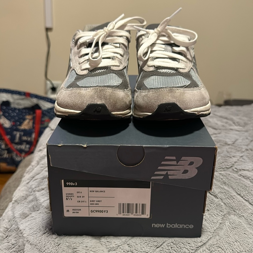 New balance 990v3 size 6 1/2 US boys gently worn , easy to wash